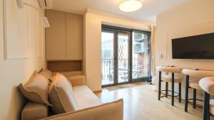 Una sala de estar con un sofá y un televisor. en Angel's apartments - by Hosty, en Cracovia