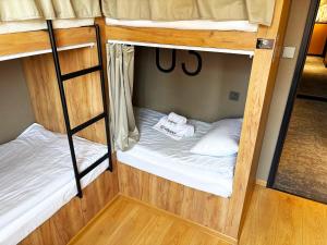 Postel nebo postele na pokoji v ubytování UBPOD- The First Capsule Hotel in Mongolia