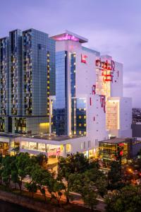 panoramę miasta z wysokimi budynkami w nocy w obiekcie Ibis Jakarta Harmoni w Dżakarcie
