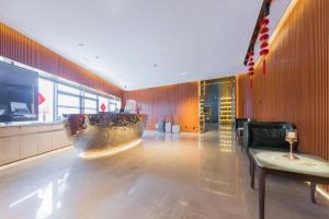 a lobby with a large bowl in the middle of a room at 海口省政府日月广场免税城万信至格酒店 in Haikou