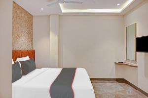 TV a/nebo společenská místnost v ubytování Hotel O Vrindavan