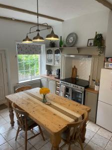 Kuchyň nebo kuchyňský kout v ubytování Riverside Cottage