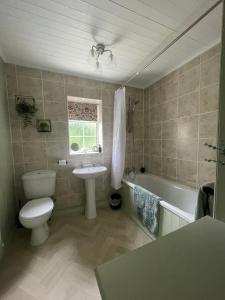 Koupelna v ubytování Riverside Cottage