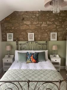 Postel nebo postele na pokoji v ubytování Riverside Cottage