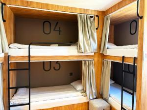 Postel nebo postele na pokoji v ubytování UBPOD- The First Capsule Hotel in Mongolia