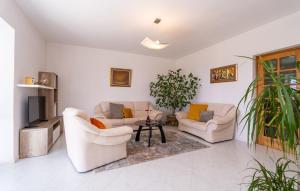 ein Wohnzimmer mit zwei Sofas und einem Tisch in der Unterkunft Villa None Kate by Villas Guide in Dubrovnik