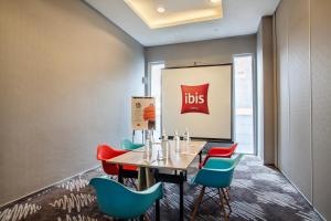 Khu vực ghế ngồi tại Ibis Jakarta Harmoni