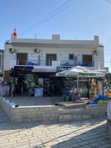 Supermarket nebo jiné obchody v  hotelu nebo okolí