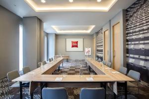 Khu vực hỗ trợ khách đi công tác/phòng hội thảo tại Ibis Jakarta Harmoni