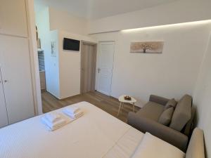 a small room with a bed and a couch at CastelloFico in Kastrosikia