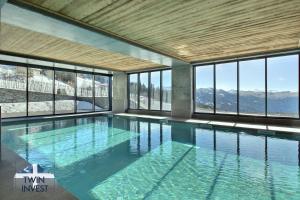 Hồ bơi trong/gần ARC 1600, LE RIDGE, Appartement 12 personnes Duplex Vue Montagne - Ski aux pieds - Sauna, Hammam, Piscine intérieure chauffée, Salle de sport & fitness