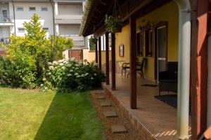 Vonkajšia záhrada v ubytovaní Borostyán Apartmanház