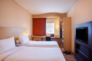 Giường trong phòng chung tại Ibis Jakarta Harmoni