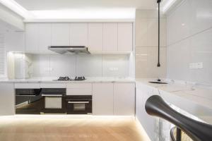 Majoituspaikan Pure home-Luxurious Grand Penthouse in Shanghai Core,Large area,close to Yu Garden The Bund People Square Commanding Panoramic Night of the Pearl Tower,Enjoying the stunning views of the Bund keittiö tai keittotila