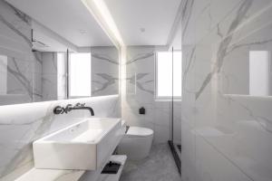 Kylpyhuone majoituspaikassa Pure home-Luxurious Grand Penthouse in Shanghai Core,Large area,close to Yu Garden The Bund People Square Commanding Panoramic Night of the Pearl Tower,Enjoying the stunning views of the Bund