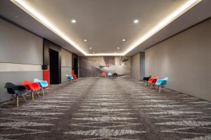 Khu vực ghế ngồi tại Ibis Jakarta Harmoni