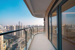 Parveke tai terassi majoituspaikassa Pure home-Luxurious Grand Penthouse in Shanghai Core,Large area,close to Yu Garden The Bund People Square Commanding Panoramic Night of the Pearl Tower,Enjoying the stunning views of the Bund