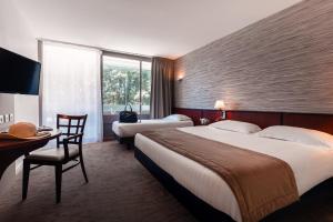 Giường trong phòng chung tại BRIT HOTEL - RESTAURANT Saint-Brieuc Langueux