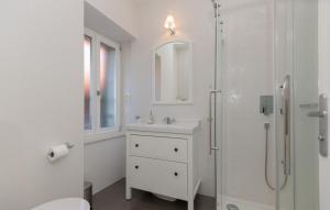 Un baño blanco con lavabo y ducha. en Villa Jasmin - Makarska by Villas Guide, en Imotski 39 fotos más