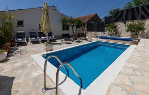 Πισίνα στο ή κοντά στο Villa Tina Desne by Villas Guide