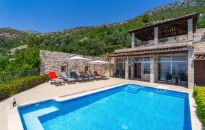Bazén v ubytování Villa Dia by Villas Guide nebo v jeho okolí