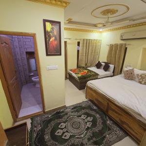 Hotel Hostel Stay Jaisalmer客房内的一张或多张床位