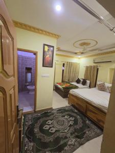 Hotel Hostel Stay Jaisalmer客房内的一张或多张床位