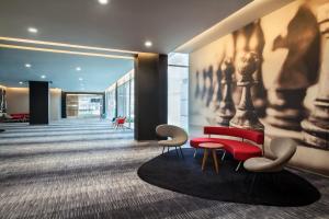 Khu vực ghế ngồi tại Ibis Jakarta Harmoni