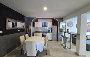 eine Küche und ein Esszimmer mit Tisch und Stühlen in der Unterkunft Holiday home Andrea with whirpool by Villas Guide in Opatija