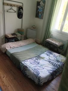 un letto in una stanza con una finestra di chambre vue Chartreuse a Pontcharra