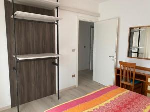 Un dormitorio con una cama y un escritorio y un armario de madera. en Casa Eva, en Bibione 47 fotos más