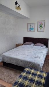 Ένα ή περισσότερα κρεβάτια σε δωμάτιο στο Apartman Vlašićki san