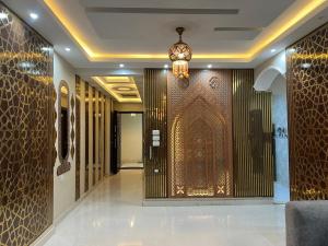 GizaComplex hotel view的大堂设有走廊、门和吊灯 更多27张照片