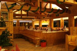 コンメッツァドゥーラにあるRifugio Orso Brunoのバーのある大きな木造レストランを併設しています。