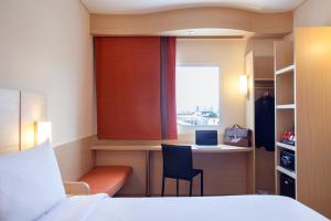 Giường trong phòng chung tại Ibis Jakarta Harmoni