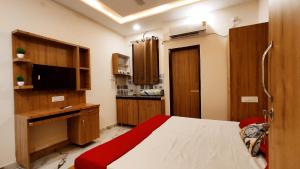ครัวหรือมุมครัวของ HOTEL WONDER STAYS - For Couples, Students, Faculties, Corporates +15 ภาพ