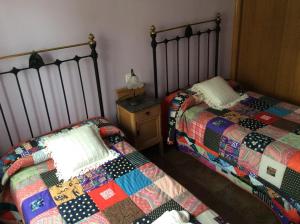 two beds sitting next to each other in a bedroom at La Abuela Maye y Me in Carrión de los Condes