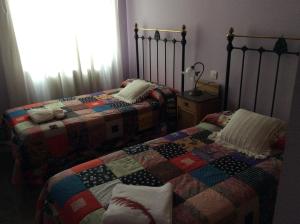 two beds sitting next to each other in a bedroom at La Abuela Maye y Me in Carrión de los Condes