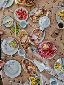 a table with plates of food on a table at A morze! Agroturystyka Nowy Kraków pod Darłowem in Jeżyce