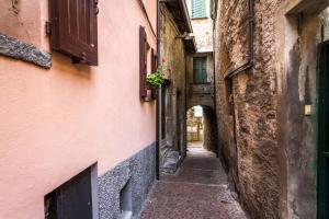 un callejón entre dos edificios en una ciudad en Villino Miralago, en Torno