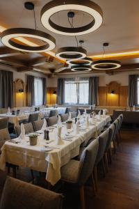 Reštaurácia alebo iné gastronomické zariadenie v ubytovaní Hotel Lärchenhof