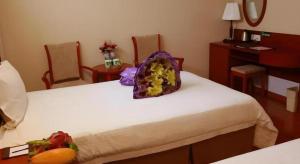 a room with a bed with a pillow on it at GreenTree Inn Jinan Quancheng Hotel in Jinan