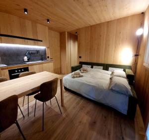 เตียงในห้องที่ CACCIATORA Alpine Apartment MhD