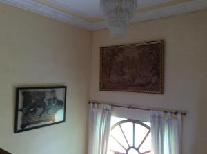 a room with a window and a picture on the wall at La Abuela Maye y Me in Carrión de los Condes