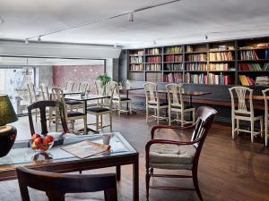 哥德堡Hotel Vasa, BW Signature Collection的有桌椅和书架的图书馆