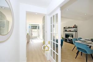 une salle à manger avec une table et des chaises bleues dans l'établissement Bon Accord Square - SJA Stays - Modern 3 Bed Apartment, à Aberdeen 29 autres photos