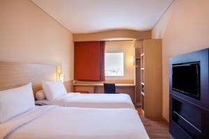 Giường trong phòng chung tại Ibis Jakarta Harmoni