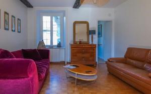 ein Wohnzimmer mit Sofa und Tisch in der Unterkunft Maison bourgeoise - centre ville - 7 personnes in Les Sables-dʼOlonne