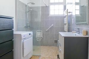 ein kleines Badezimmer mit Waschbecken und Dusche in der Unterkunft Maison bourgeoise - centre ville - 7 personnes in Les Sables-dʼOlonne + 12 Fotos