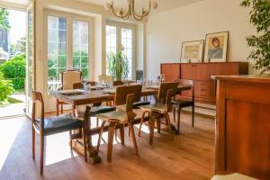 ein Esszimmer mit einem Holztisch und Stühlen in der Unterkunft Maison bourgeoise - centre ville - 7 personnes in Les Sables-dʼOlonne